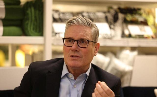 看到加拿大总理访华，英国首相坐不住了，斯塔默在“争取本月底访华”。可是，他的访华