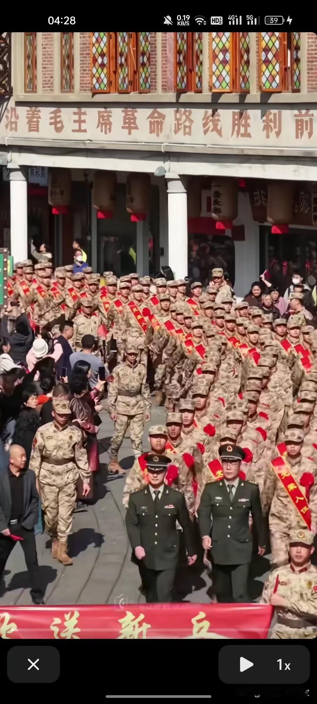 被这一幕送兵场面狠狠破防了 🫡
 
走在闽南骑楼的新兵队伍里，迷彩服与红绶带交