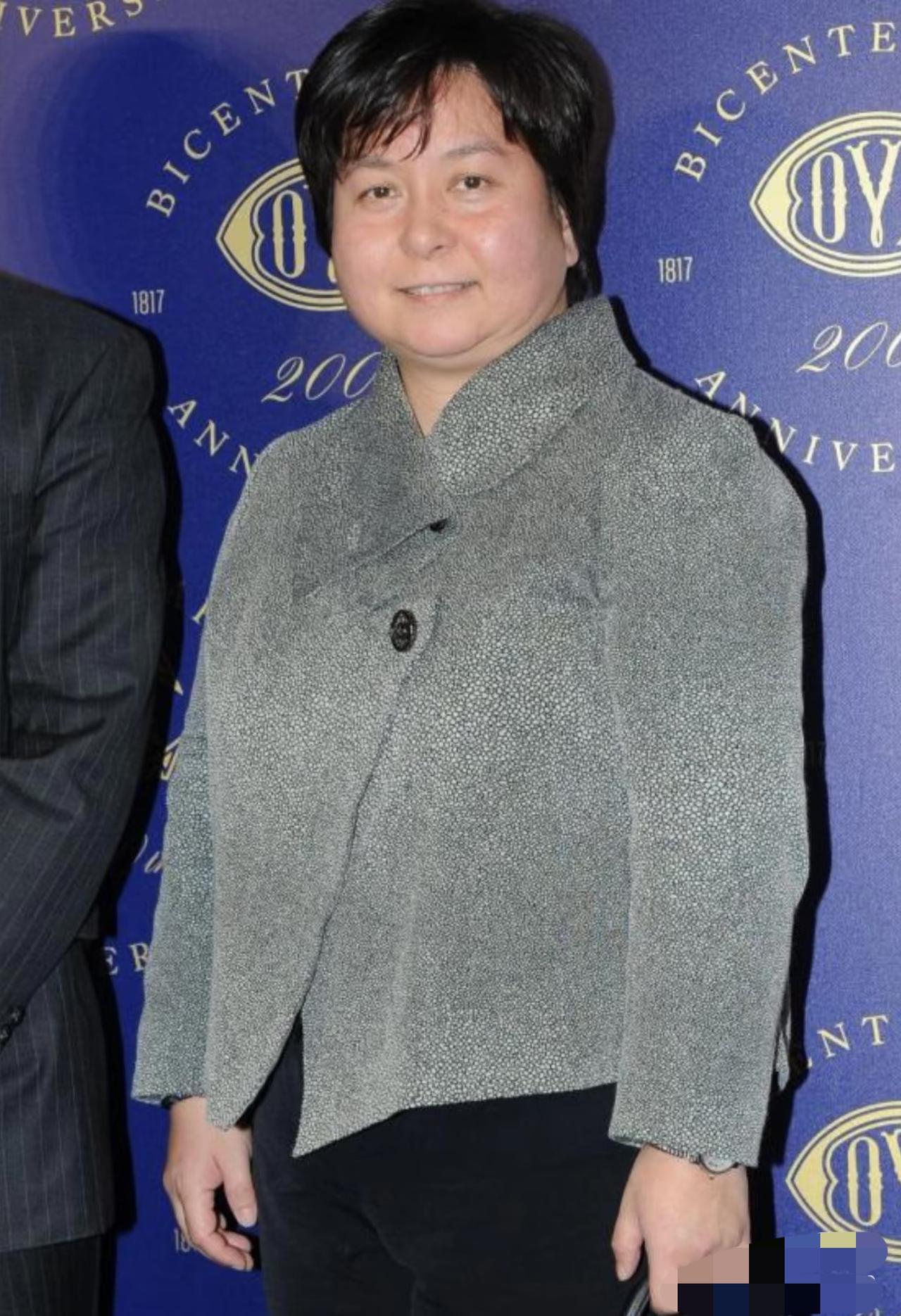 如果不是看到了何超蕸去世的消息，
根本就不知道她的存在，
因为赌王的子女实在太多