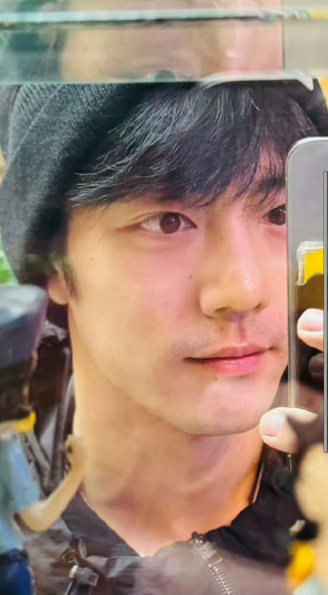 肖战素颜自拍照，苹果原相机直出live，有几个敢的，他素颜一直都很帅，而且皮肤很
