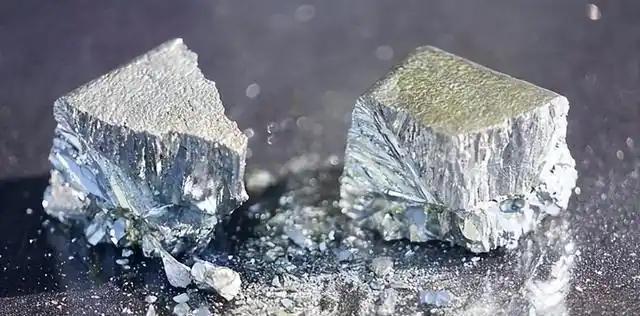 三菱的左手卖零件，右手造导弹。

三菱重工在上海有合资工厂，给中国船厂供发动机零