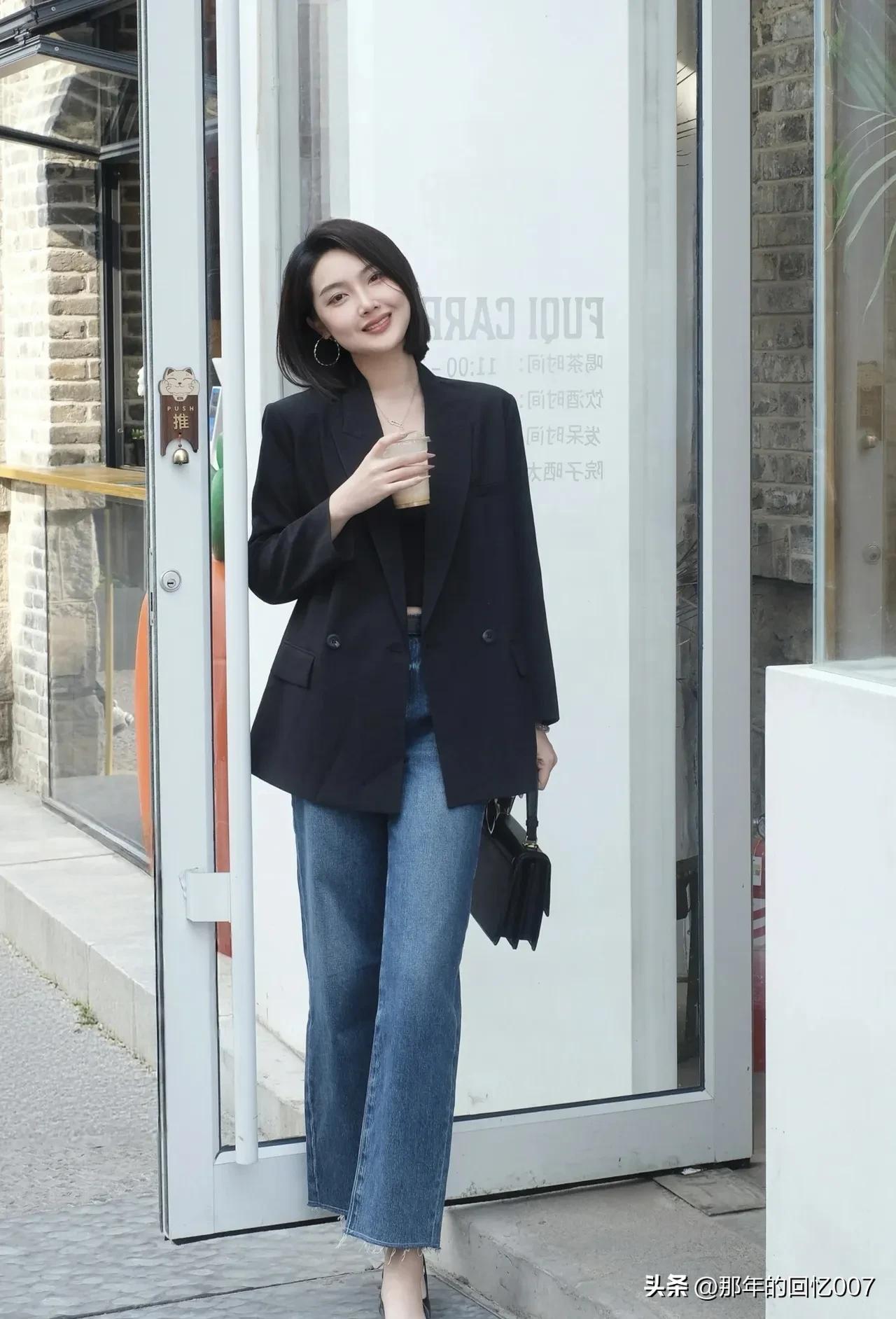 都市雅痞风穿搭真的太绝了！黑色西装外套搭配牛仔裤，这组合堪称经典。
黑色西装自带