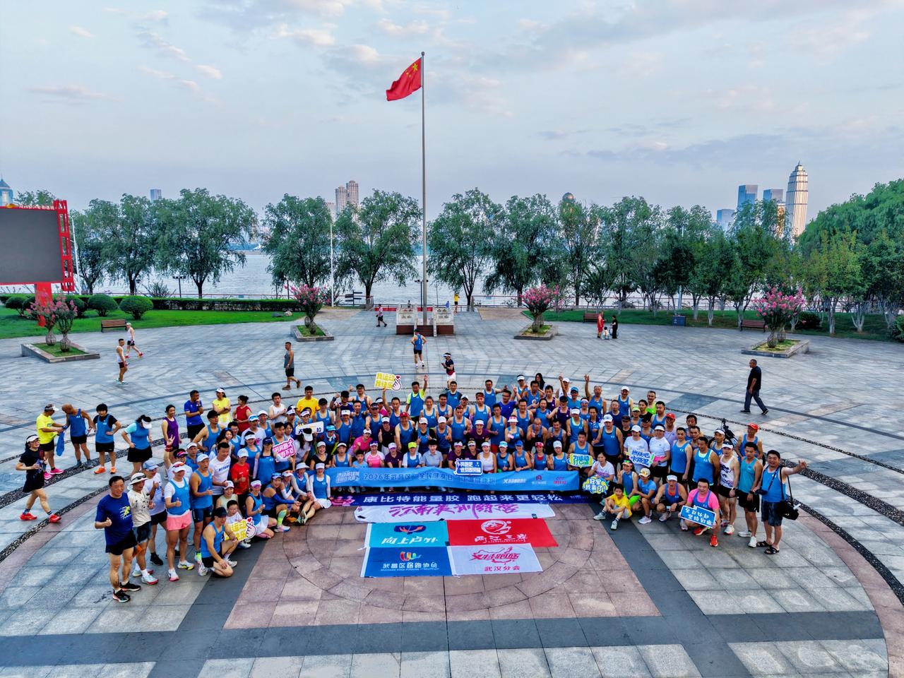 【武昌江滩晨跑燃动全民健身日】8月8日是我国第18个"全民健身日"。今晨，202