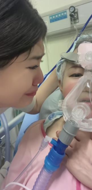 泪奔，母亲病危，医院已下病危通知书，女儿哭着问母亲说：妈，趁你还有口气，我想问您