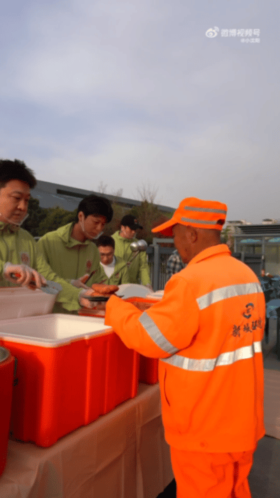小沈阳演唱会前为环卫工送早餐致谢暖心瞬间满满治愈！小沈阳大同演唱会前夕，携手团队