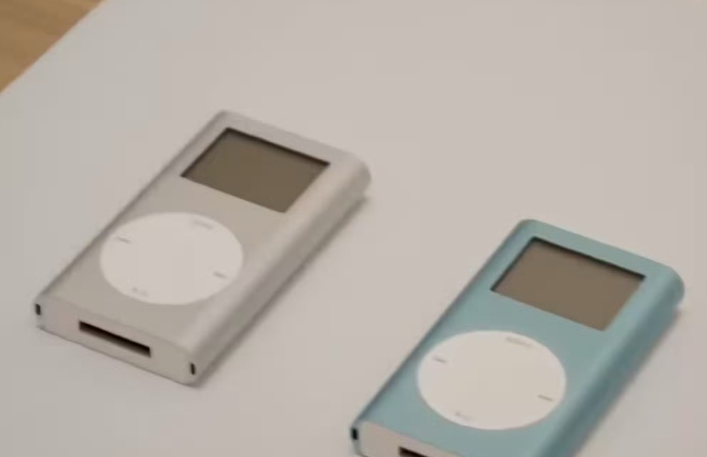 库克回顾iPod爆火当时好贵呢，推动了数字音乐，移动娱乐小型化。库克称iPod逼