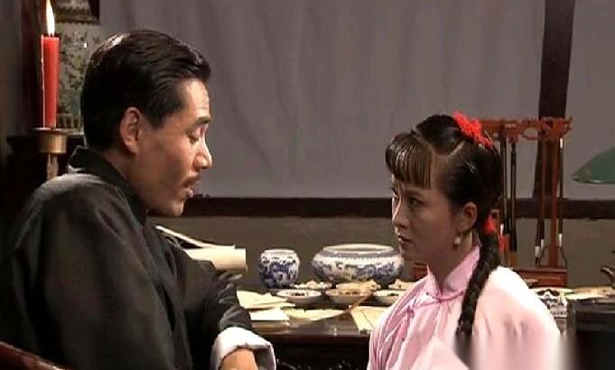 七十多岁的老爷子，大半夜的，故意把个笔帽弄掉到桌子底下。
图啥？
就图小丫头弯腰