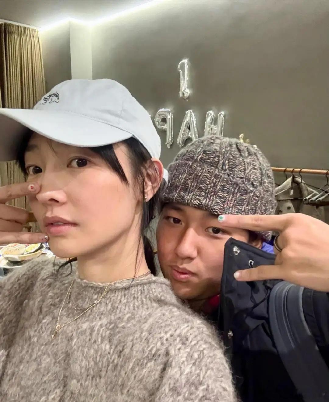 白百何晒出与18岁儿子元宝合照，母子俩看起来很亲近。元宝的颜值一般，长相成熟，母