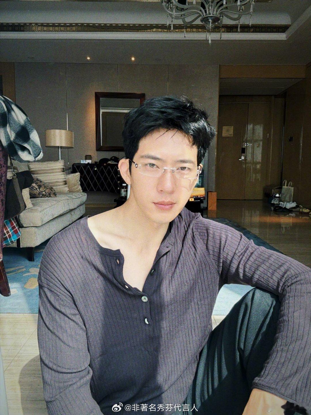 井柏然你好装真觉得选井柏然的人慧眼识珠！！完全贴合角色，日常营业图如下 ​​​