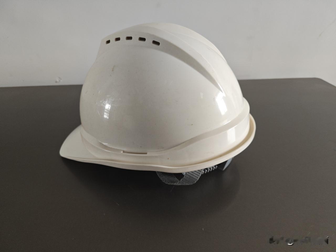 崭新的安全帽不能用了，只因它有三年期限，无奈只能归于待处理报废行列。自力更生艰苦