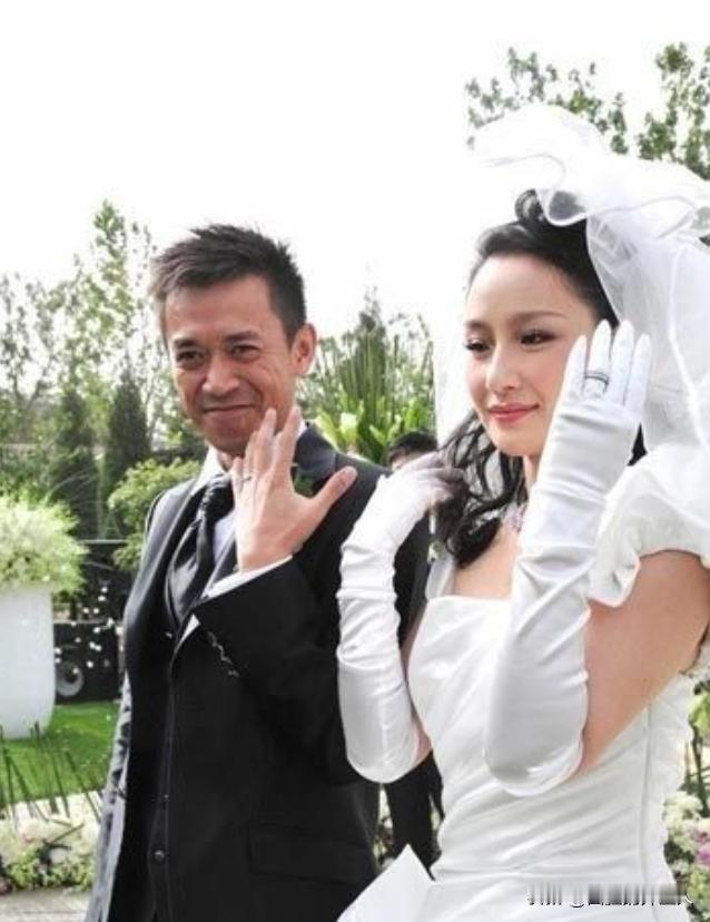 2009年，38岁的王学兵娶了31岁的美女孙宁。结婚时，孙宁又买房又办婚宴。结果