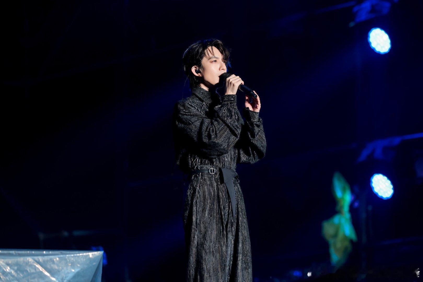 这是什么人间点唱机！随便起个头就能引发全场大合唱，这排面也是没谁了    建议下