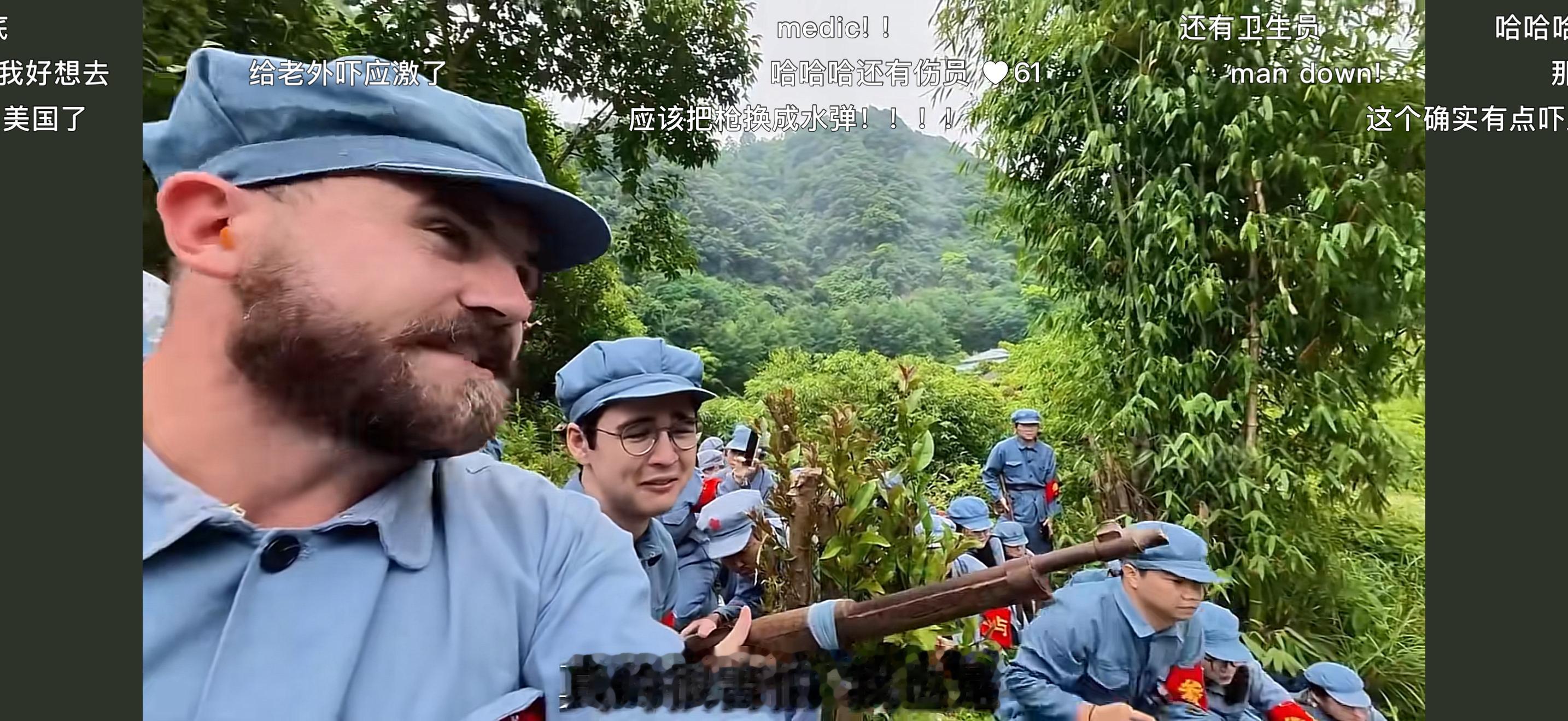 看老外玩打鬼子的红色旅游，免签14天给不少老外开拓了眼界