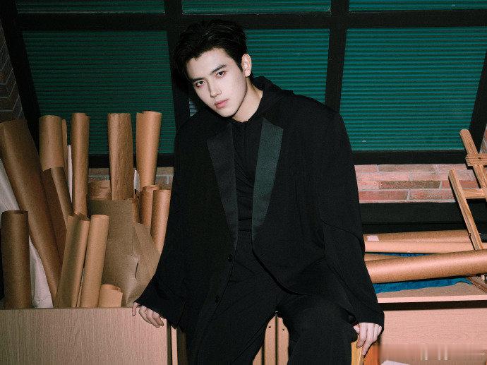 陈飞宇穿的衣服是自己设计的 陈飞宇居然自己设计衣服！有颜有才的帅哥真的太绝了，穿