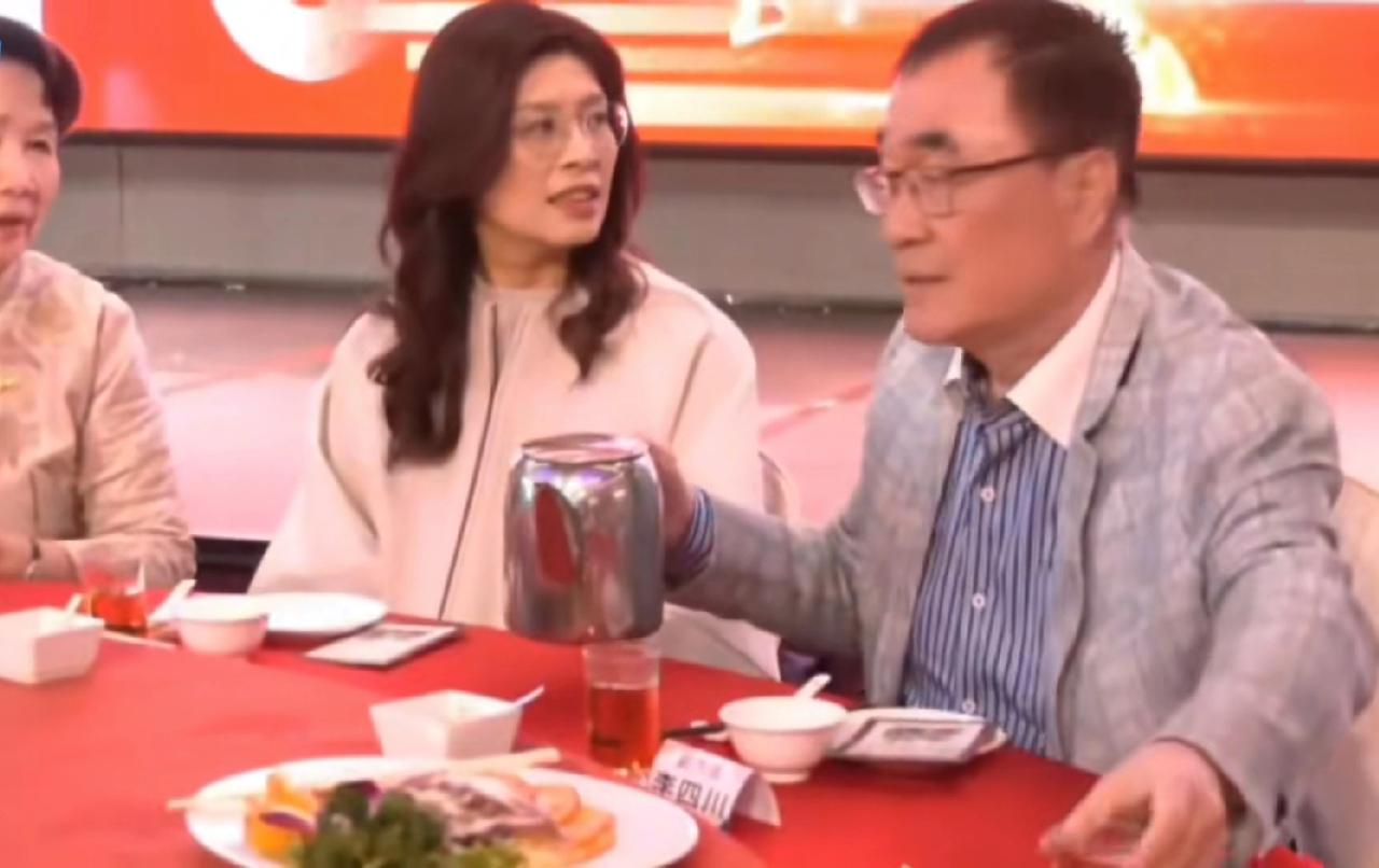 李四川首次与郑丽文同台，不过却是到台中市参加妇女联合会的活动，值得注意的是这场活