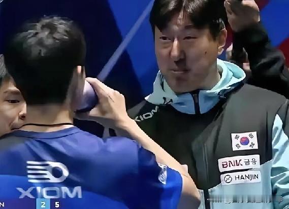 吴晙诚韩国乒乓球新星。
一对韩国父子兵，肥水浇灌自家田，收获也颇丰。