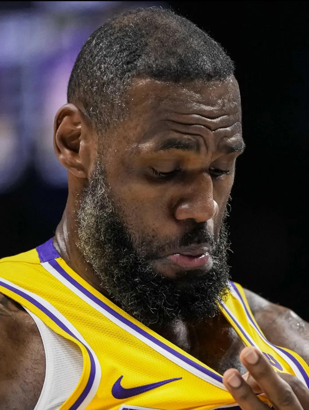 过去6场比赛，詹姆斯出场时间：
对阵76人——37分26秒，全队第1
对阵勇士—