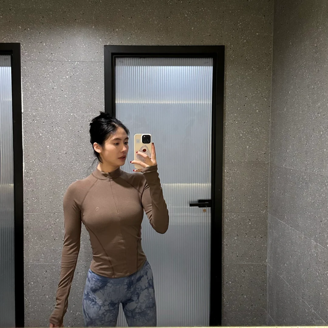 撸铁女孩 出差不忘运动 一起流汗吧