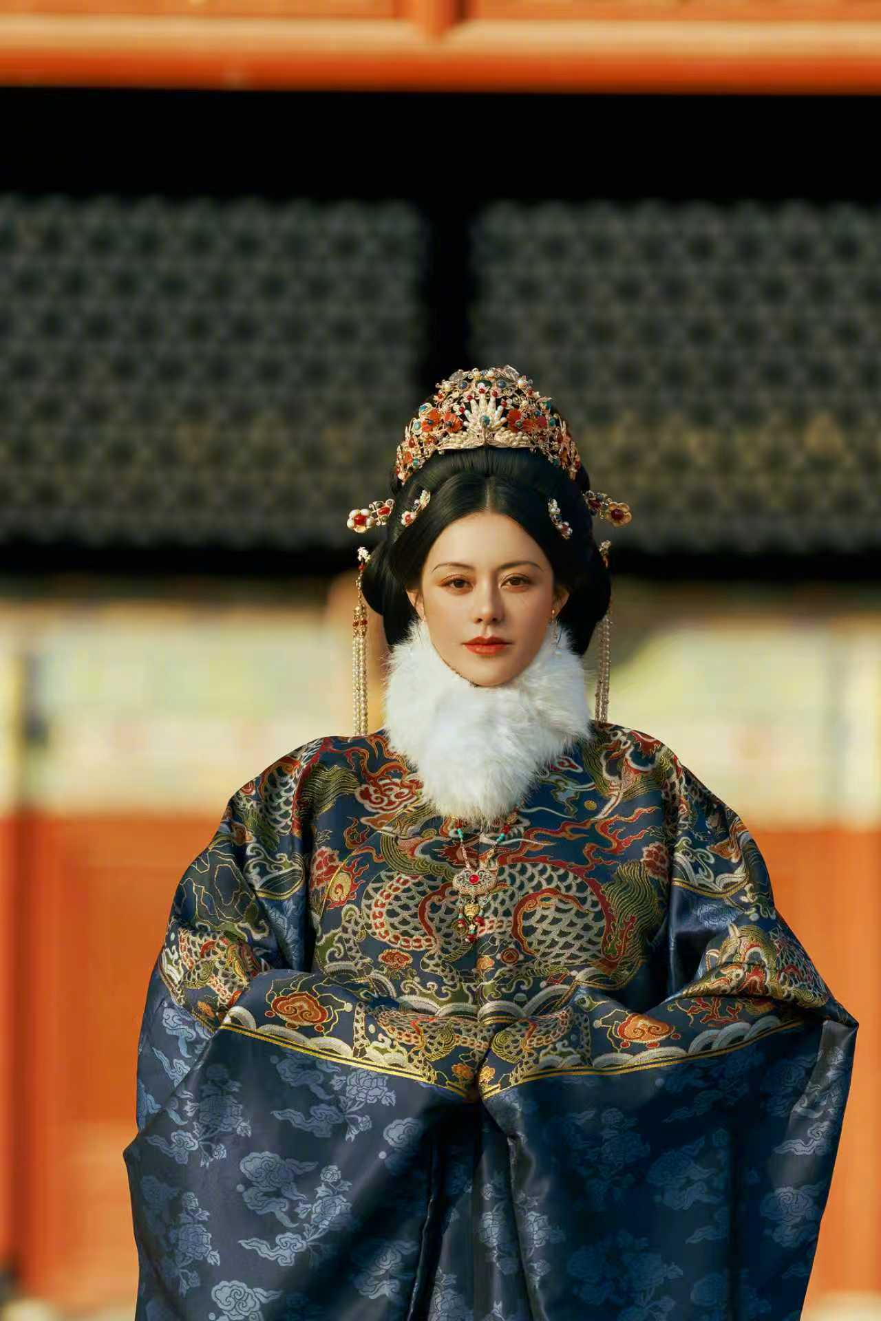 立春之际，演员一组全新东方古典美学大片引关注，以明制华服尽显国风雅致，融合春日生