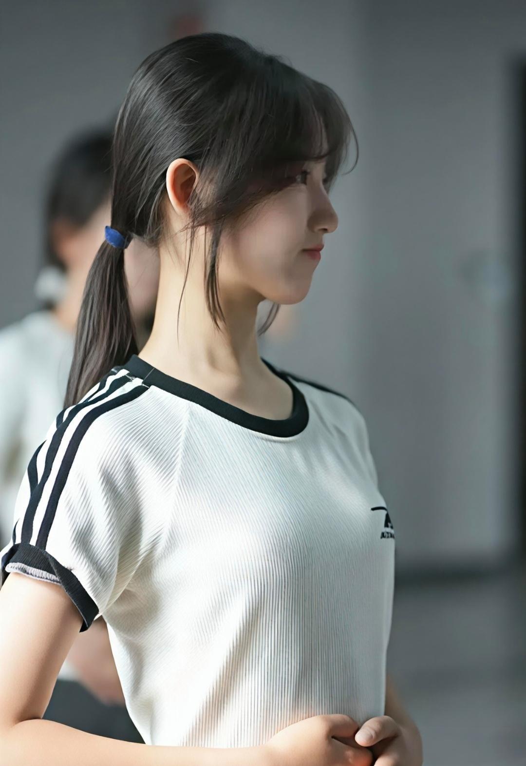 你的微笑
像春溪，漫过石桥
无需言语
活力早已在肩头燃烧
不必回首
青春正把时光