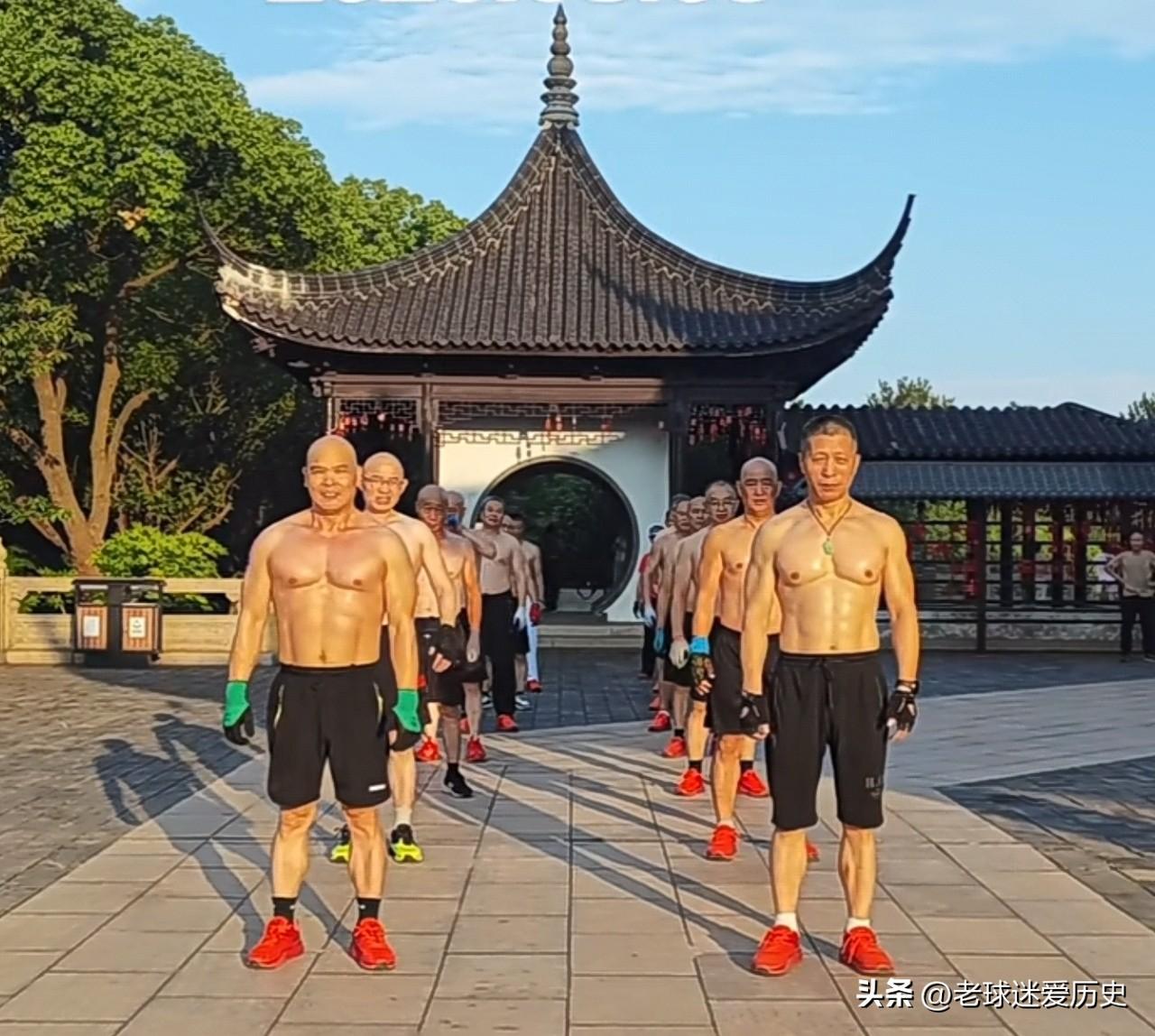 你敢相信吗？
这些人都是退休的老年人，一个个都身形健壮，意气风发，那有一点老年人