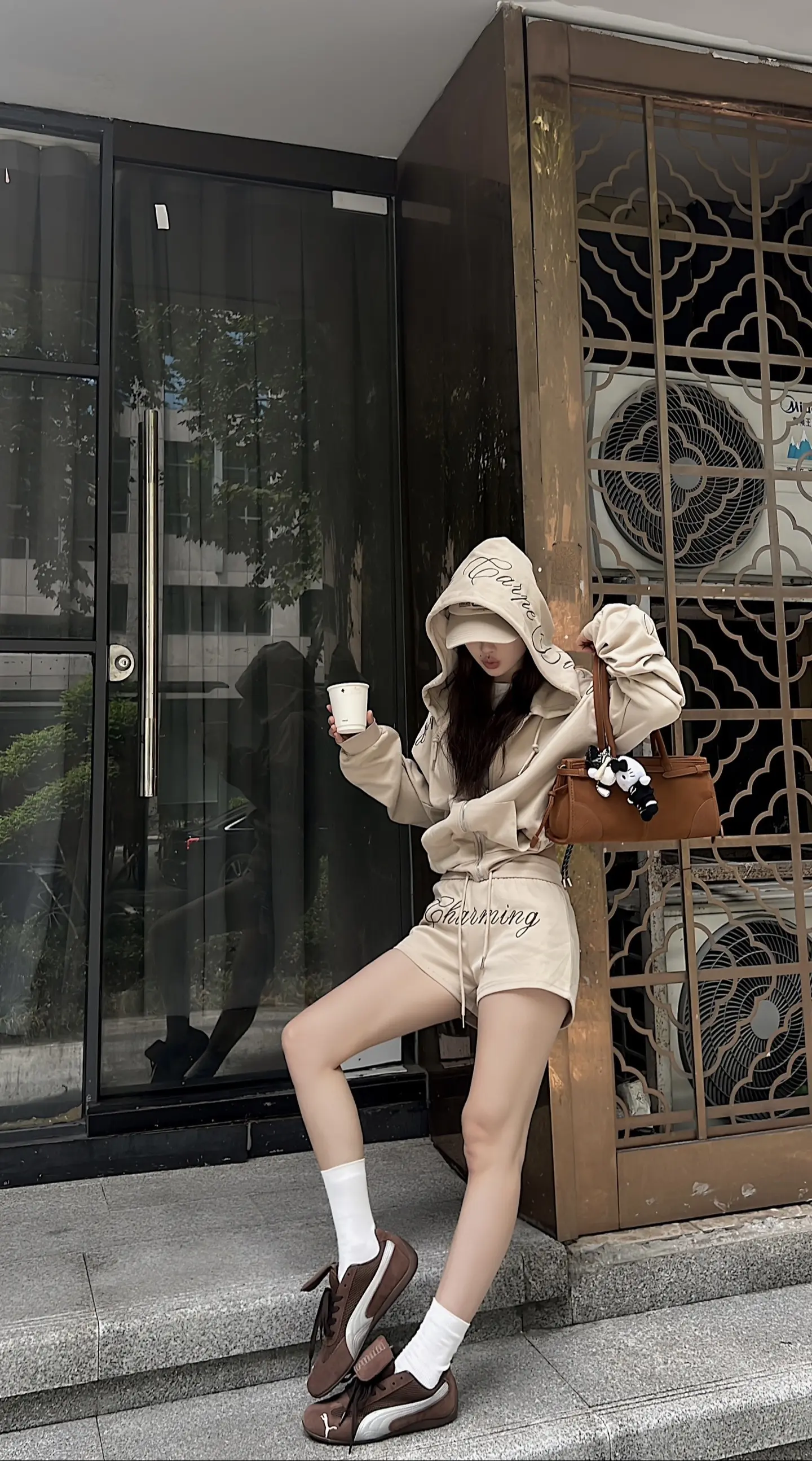 好女人志在四方，心中有苦不声张。