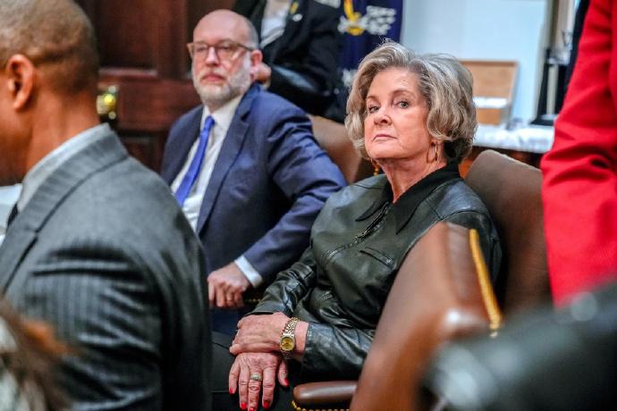 白宫幕僚长出手了，公开美军损失详细报告，准备力挽在波斯湾的狂澜！

《时代周刊》