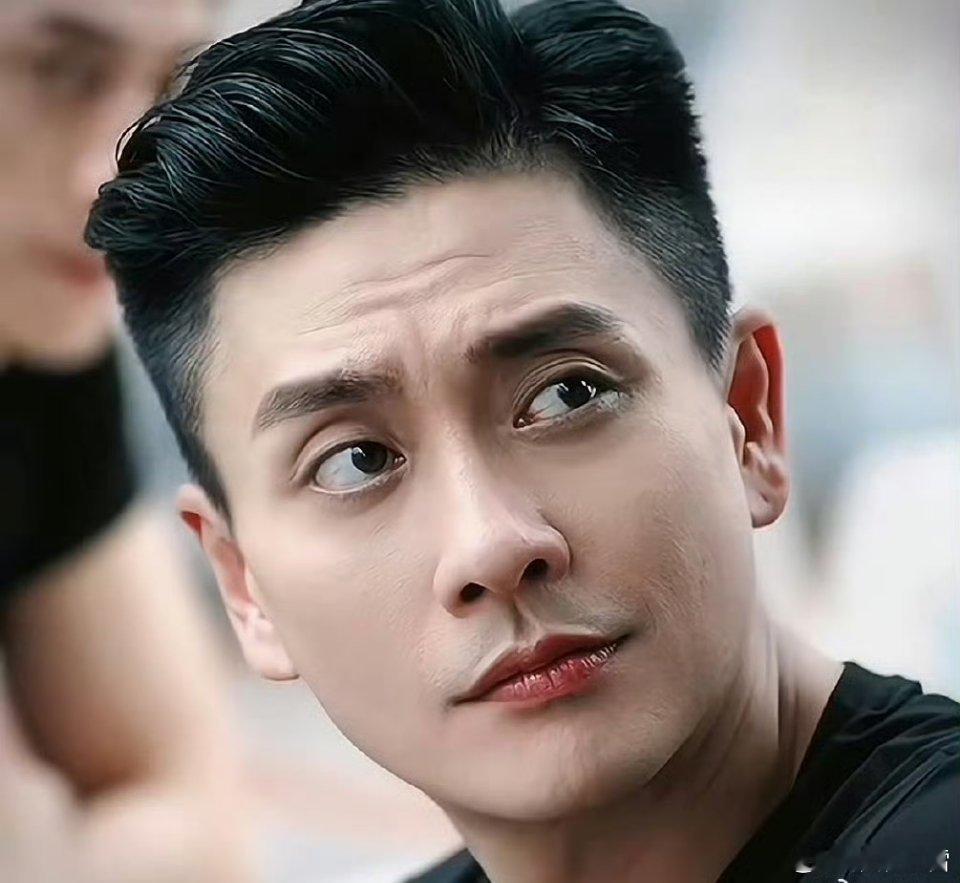 黄宗泽6岁已经是潮男港风基因刻在骨子里，6岁就自带镜头感，从小帅到大，痞帅天花板