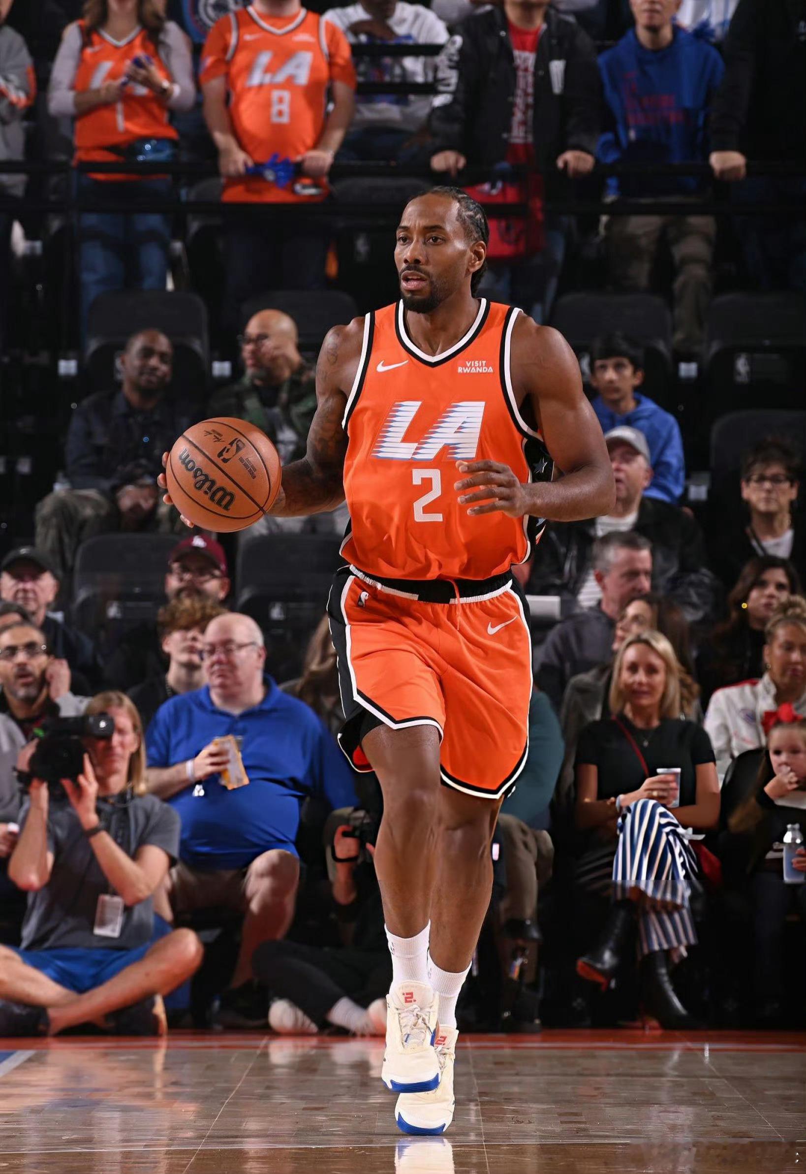 生涯之夜，伦纳德爆砍55分11板5断3帽，快船112-99战胜活塞。生涯首个50