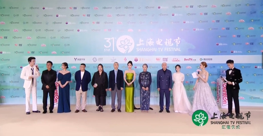 杨幂介绍自己前先介绍了导演 白玉兰红毯上，杨幂开口先帮导演补介绍，再介绍自己，细