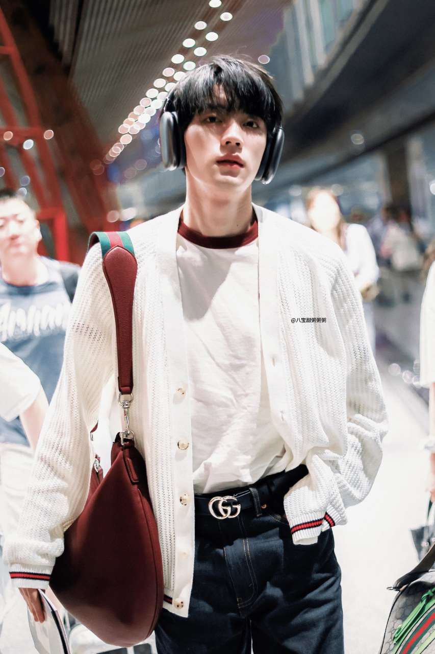 #周翊然红白双生#周翊然状态好好啊，清爽大帅哥！头戴耳机➕白色外套，周翊然是会穿