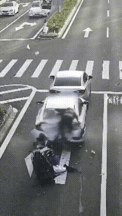 道路千万条，安全第一条，
这个应该是真的。
小哥哥没逝吧。