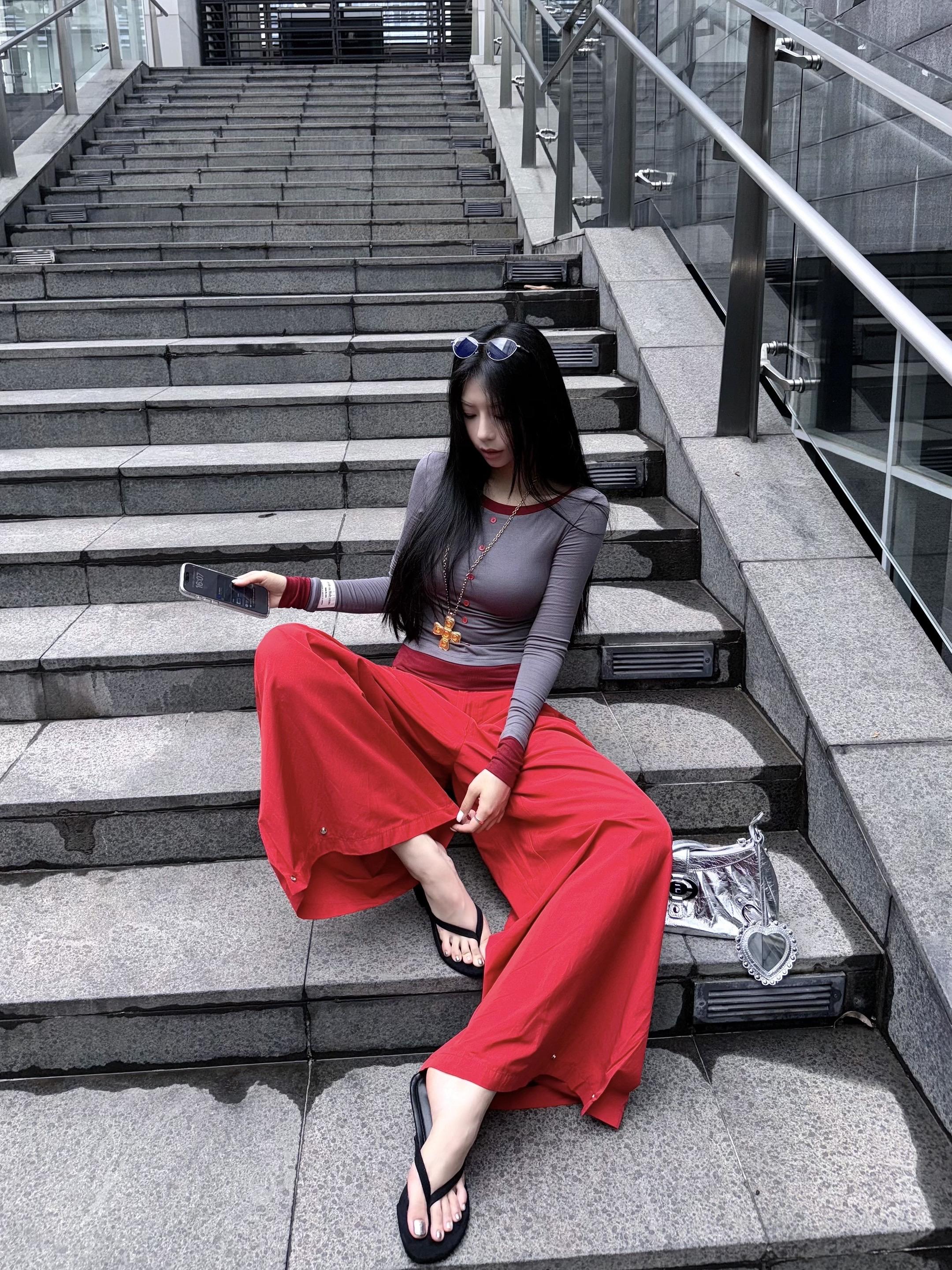 去打个唇钉吧宝宝 感觉很适合你 把上嘴唇和下嘴唇打一起