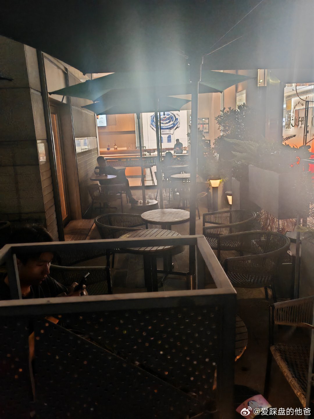 这个点的星巴克，生意真差，不找任何理由，就是经济差，收入降，喝不起了！没毛病吧？