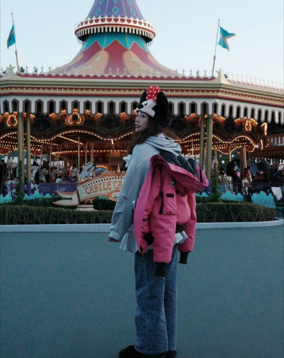 鬼鬼带女儿去迪士尼大朋友带着小朋友蛮温馨的～“妹子”这个小名接地气的可爱哈哈哈哈