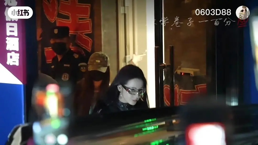 迪丽热巴戴了唇钉一眼关小迪，脑子里面就是关小迪嚼口香糖批发的样子，发丝都那么美[