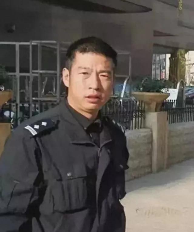 1998年，昆明民警杜培武还是戒毒所的普通干警，妻子是警花，兄弟是副局长。直到那