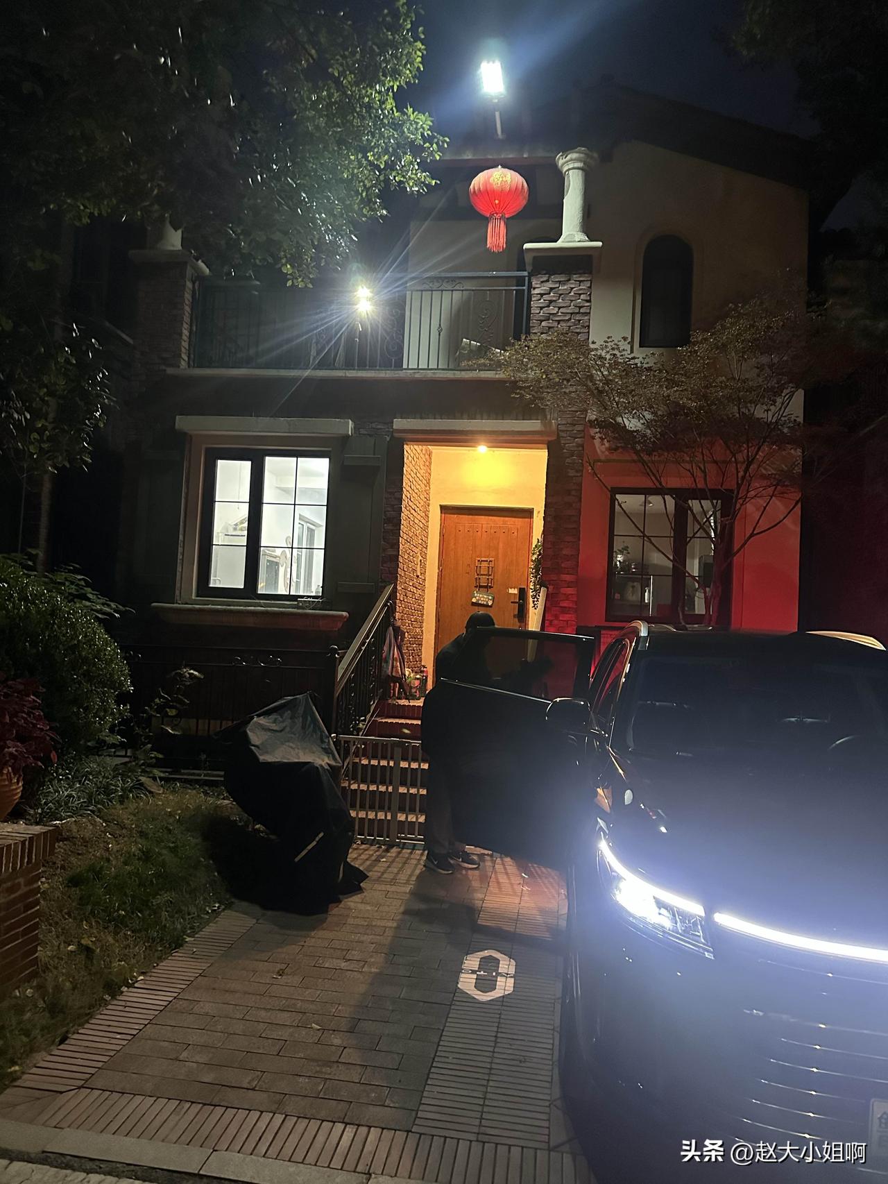 带狗旅游就跟带孩子一样。
吃的，用的，零食，尿不湿，衣服，三角巾，药品，家用食盒
