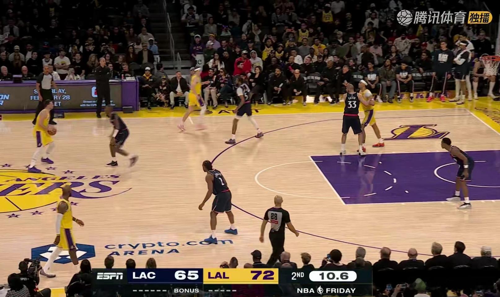 半场结束，快船65比72落后！ 