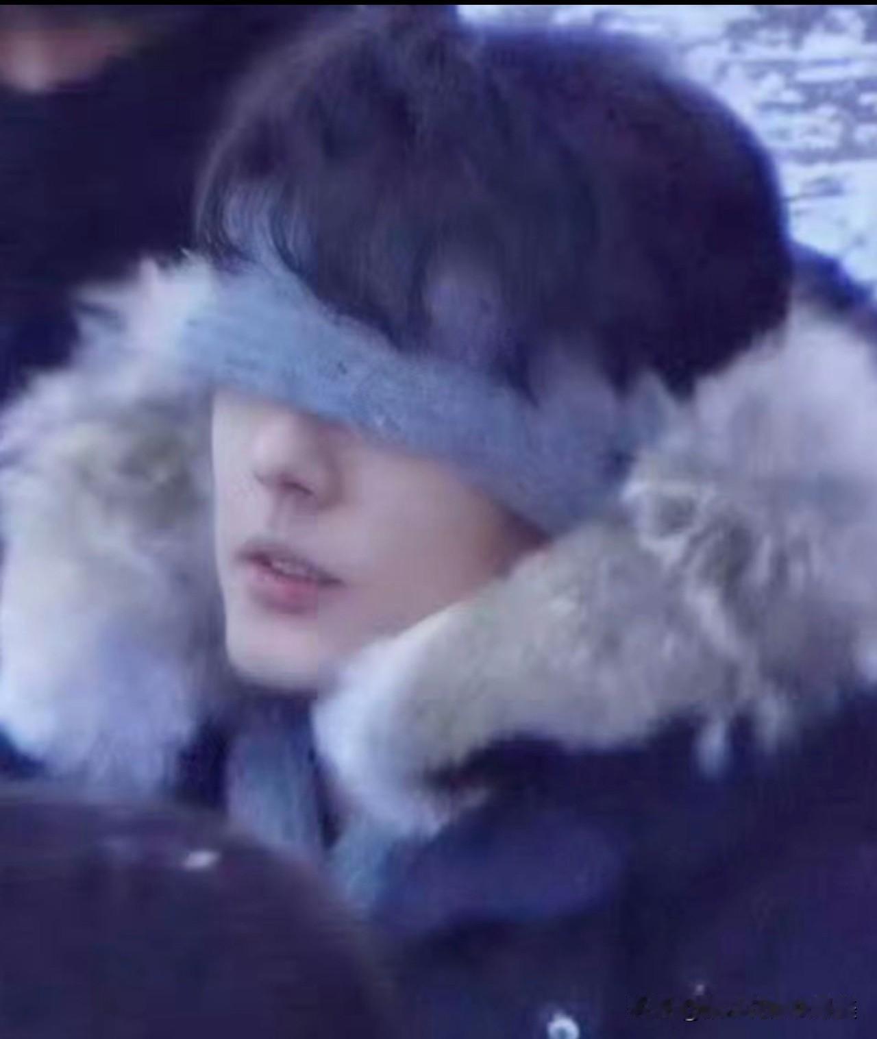 看到肖战《小城良方》蒙眼路透也太帅了，

让我想到了前几天的一个热搜，

肖战辛