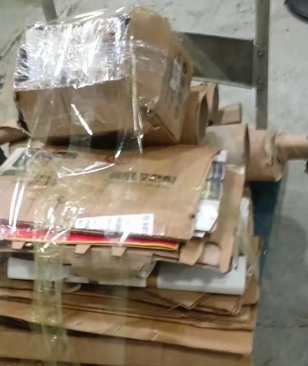 三轮车一蹬，一吨塑料瓶多赚八百，这买卖不靠运气靠眼力。
早上五点蹲工厂后门，晚上