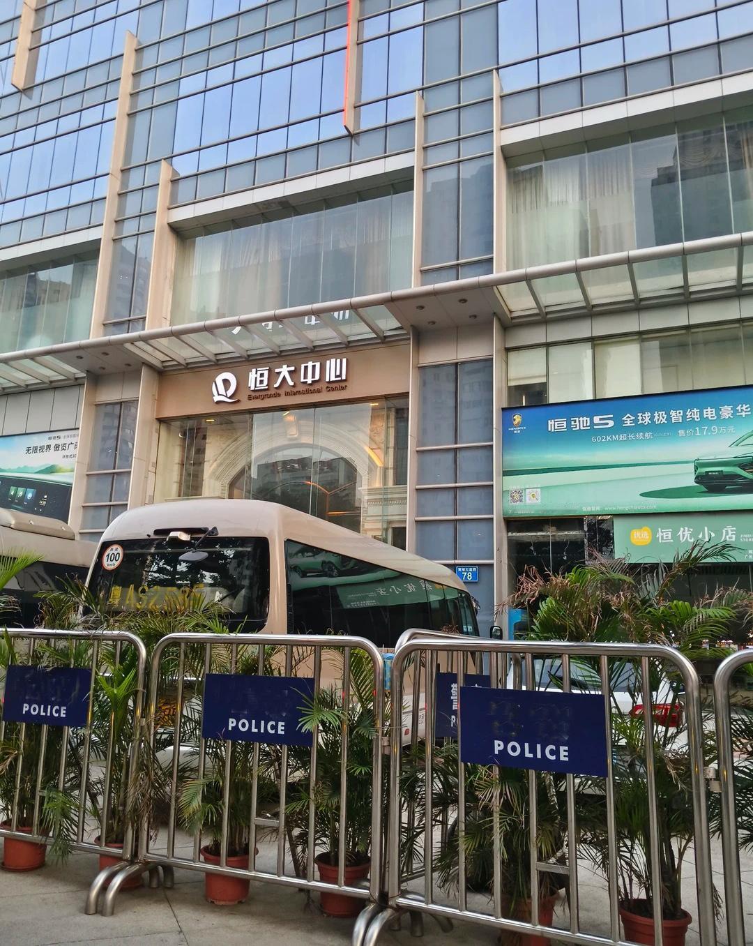 今天路过我曾经上班的广州恒大中心，有几年没来过这里了，没想到现在门口竟然用铁马围