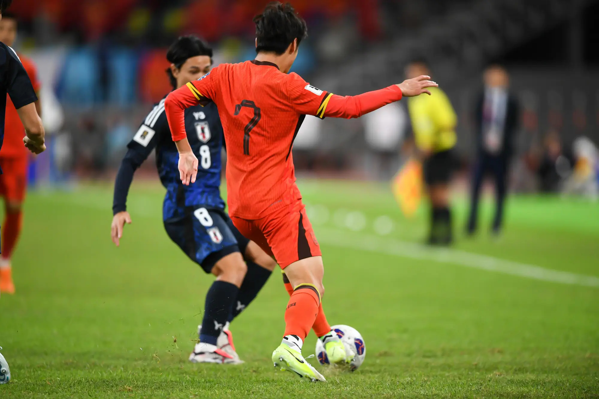 国足vs日本  国足防守  上半场尾声，日本队依靠两次角球的机会连进两球。中国队