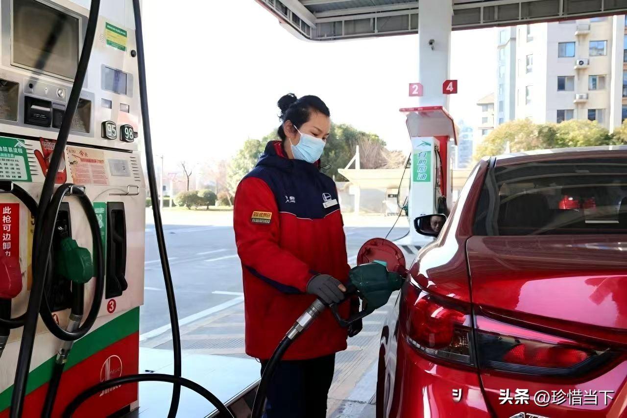 油价猛涨超 1.08 元 / 升！加满一箱多花 50+，打工人直呼踩不动油门
国