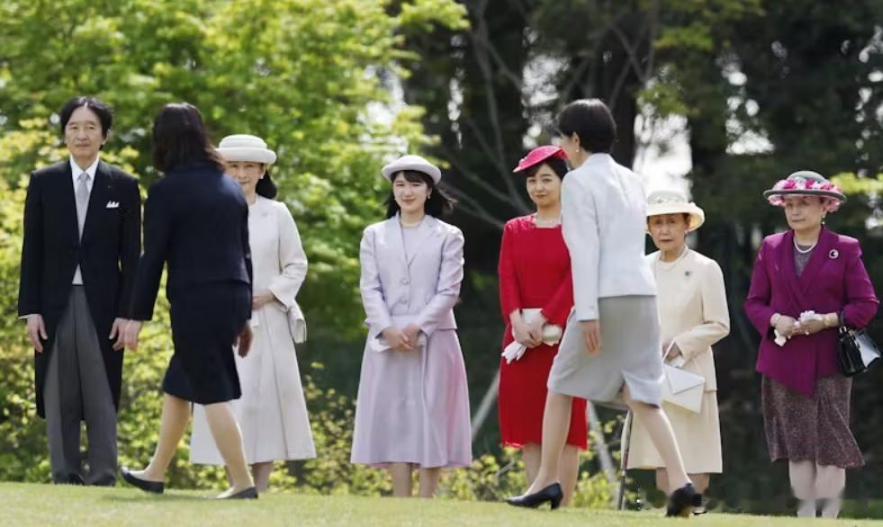 高市早苗出息了，想当董卓了。

7月17日通过修改皇位继承的法律，要求天皇的女儿