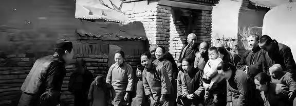 1949年秋，地主钱满堂收到三儿子从城里寄来的信。 就三行字："爹，速卖田产，带