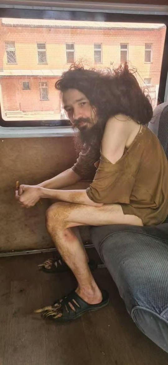 有多大仇?说俄语的乌克兰男子为了逃兵役躲地窖4年，最后被说乌克兰语的邻居举报后被