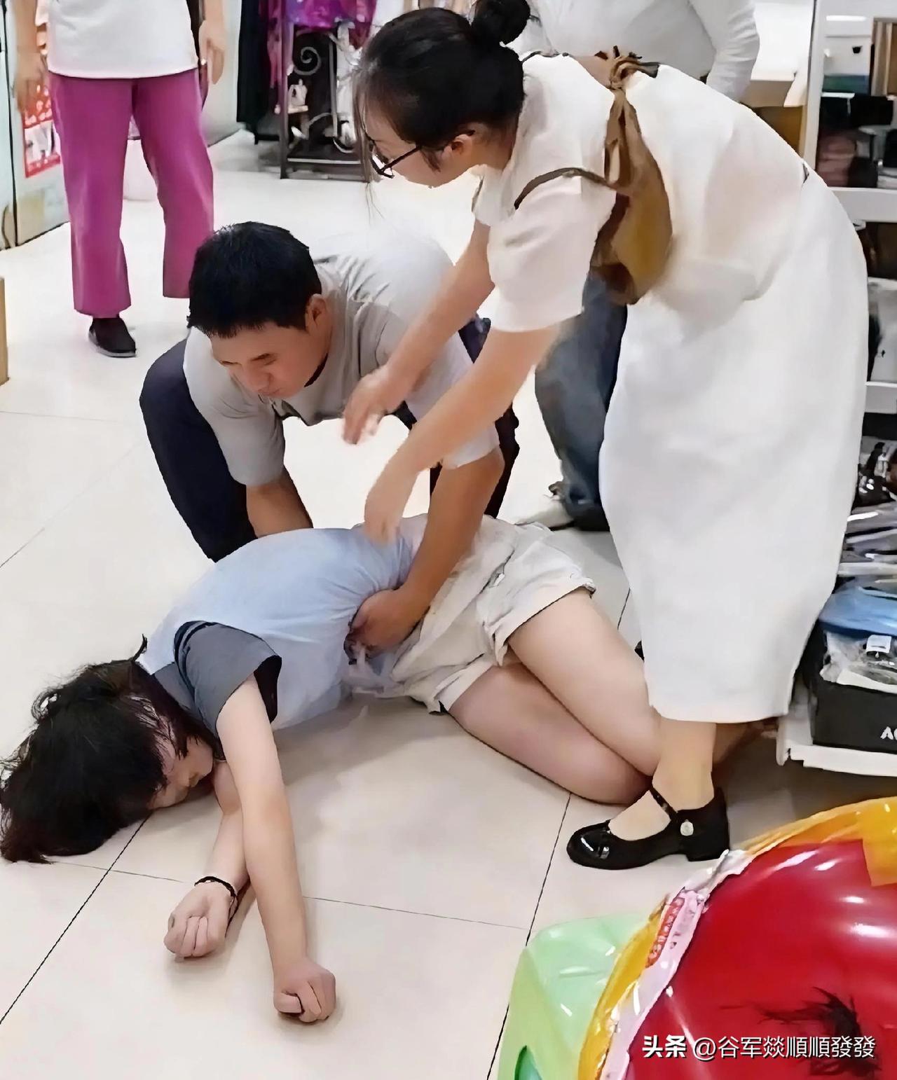 一女孩正在商场逛街，同时手里拿着一杯奶茶在喝，可能用吸管吸食杯内珍珠时速度太快，