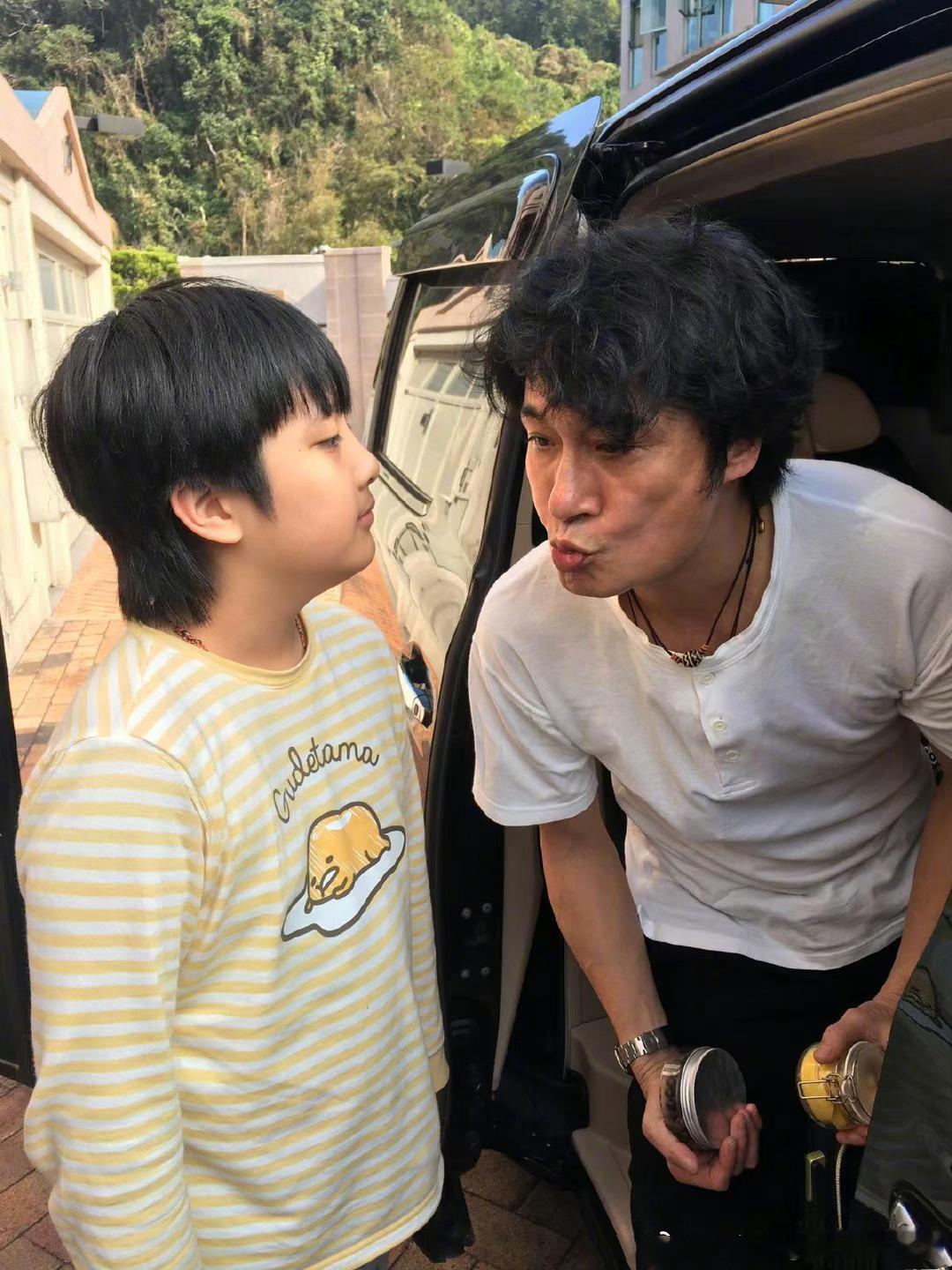 #吴镇宇爆料费曼以后想说单口喜剧# 听到吴镇宇说费曼想做单口喜剧演员也勾起了大家