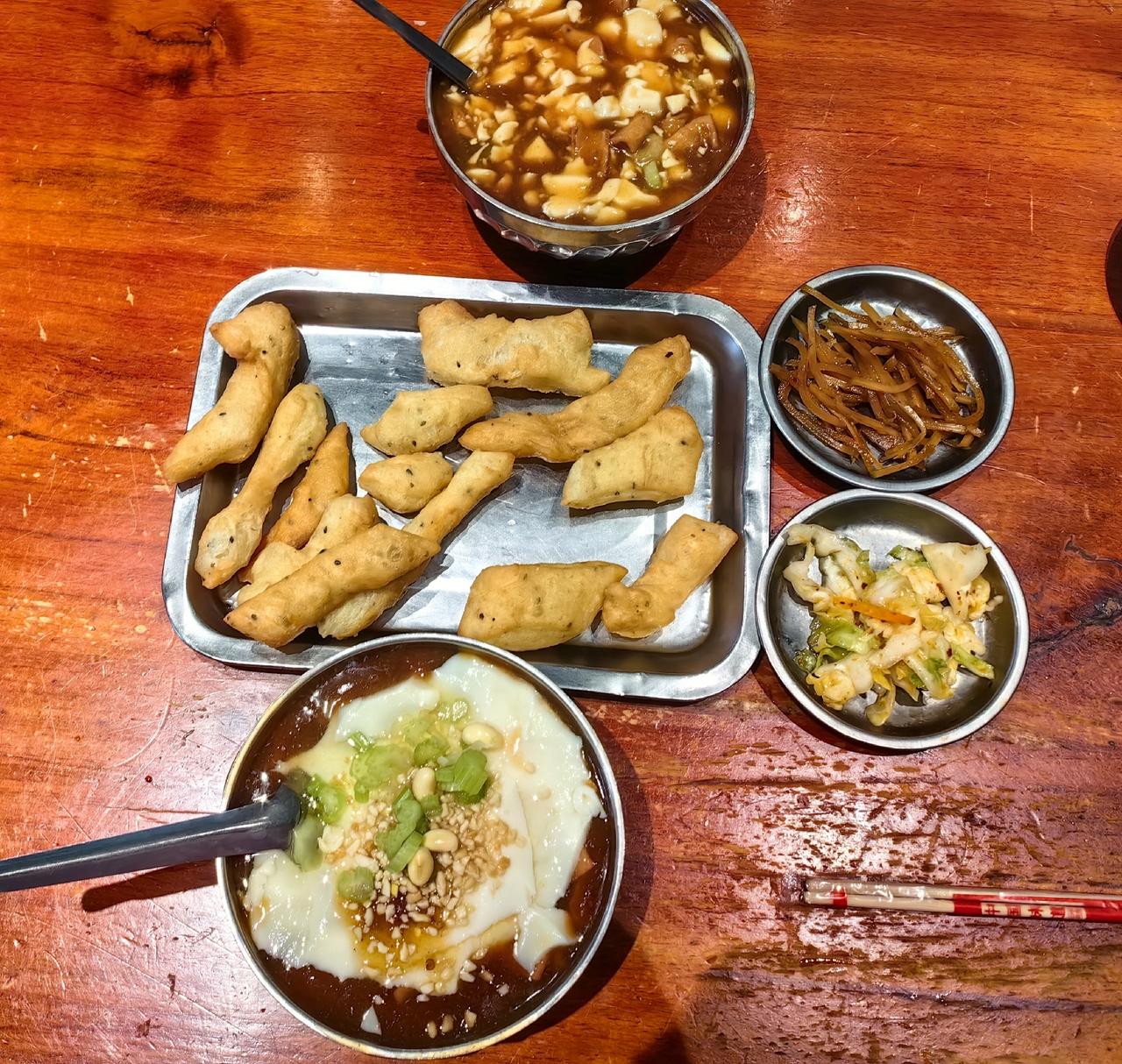 家乡洛阳的早餐，真是百吃不厌！就像今天这两掺，胡辣汤和豆腐脑的搭配绝了。胡辣汤胡